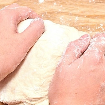 1. Этап. Французский багет: 6. Выложите тесто на присыпанную мукой поверхности и месите руками в течение 10-15 минут.