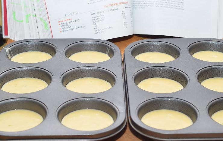 1. Этап. Классические маффины: Получившуюся смесь заливаем в формочки для маффинов.