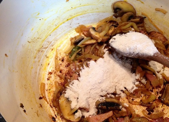 1. Этап. Говяжья печень с грибами: 4. Добавьте оставшуюся муку и аккуратно перемешайте.