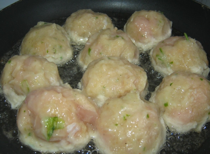 1. Этап. Куриные котлеты без хлеба: 2. Фарш нужно очень хорошо вымесить, после чего сформировать котлетки (лучше это делать мокрыми руками, чтобы фарш не прилипал к рукам) и выложить их на сковороду. Жарить котлеты следует на хорошо раскаленном растительном масле с обеих сторон до румяной корочки.