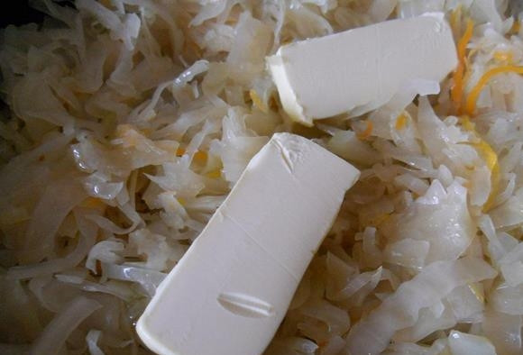 1. Этап. Начинка из квашеной капусты для пирожков: В конце добавьте оставшееся масло. Перемешайте.