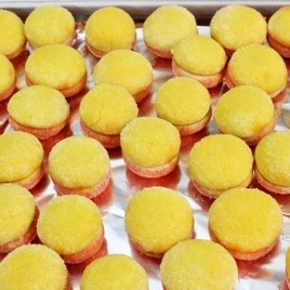 1. Этап. Пирожные Персики: 15. Выложите крашеные пирожные на фольгой застеленный противень и оставьте на час.