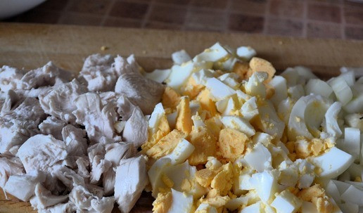 1. Этап. Салат Гнездо глухаря диетический: Куриное филе и яйца отварить. Охладить. Яйца очистить. Нарезать готовое филе, куриные яйца и луковицу.