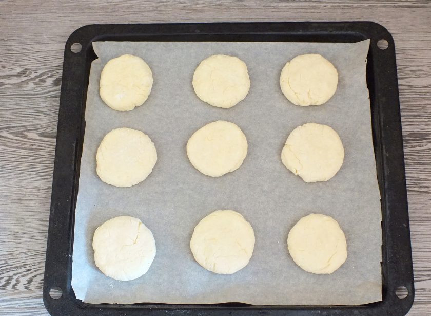 1. Этап. Кокосовое печенье с творогом: Заготовки укладывайте сразу же на противень, застеленный пергаментной бумагой. Включите духовку на 180 градусов. Поставьте противень в горячую духовку на 20-25 минут.