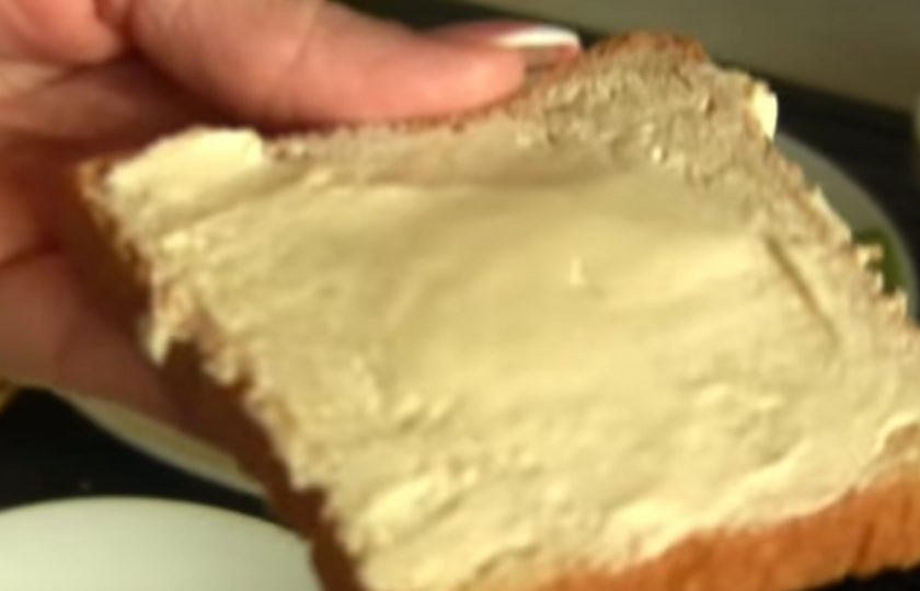 1. Этап. Бутерброды с сыром и ананасами: 1. Батон или хлеб для тостов намажьте тонким слоем сливочного масла.