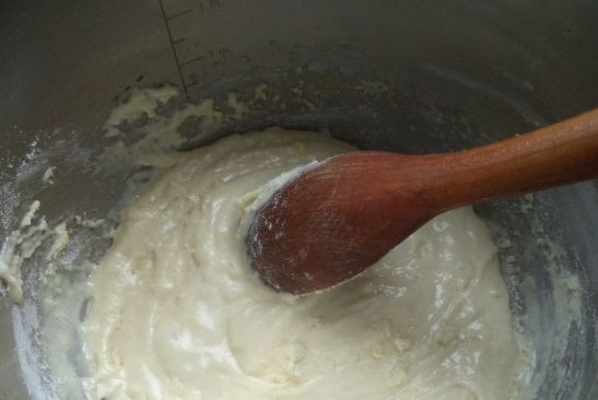 1. Этап. Торт Нарцисс с творогом: Два раза просейте муку, добавьте её к желткам. Перемешайте ингредиенты.