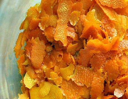 1. Этап. Компот из апельсинов: С лимонов снимаем острым ножом цедру. Кладем ее в отдельную посуду. Затем очищаем апельсины от волокон, мембраны и слой белой кожицы. Нарезаем плод апельсина как Вам больше нравится.