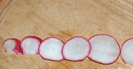 1. Этап. Закуска Красный цветок из редиса: Нарезать 6 тонких кружков редиса.