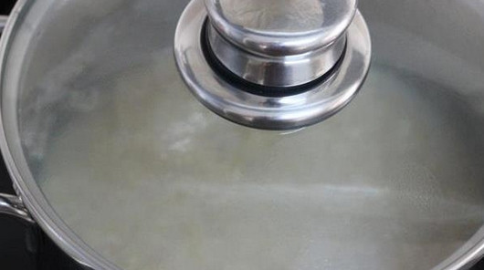 1. Этап. Овсяная каша для малышей: 5. Накройте крышкой, проварите еще пару минут и снимите с огня. Овсяная каша для малышей готова.