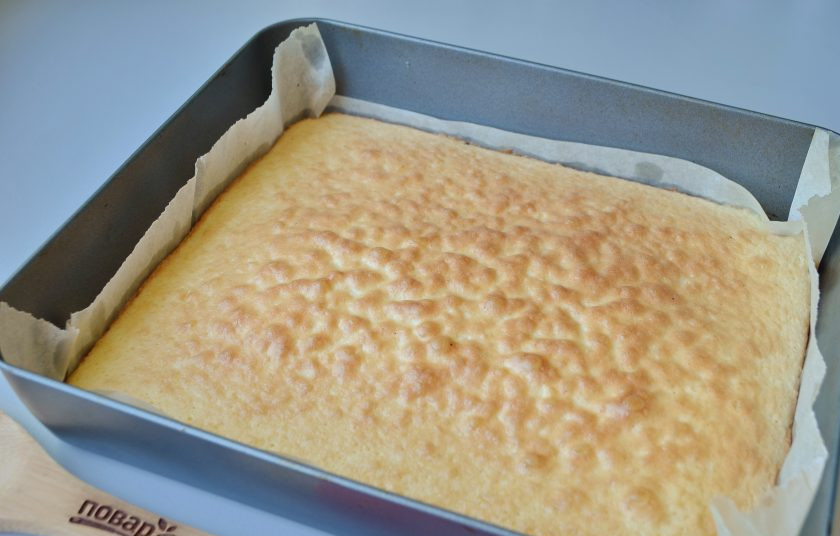 1. Этап. Кокосовые пирожные со сгущенкой: 7. Готовый бисквит извлеките из формы, оставьте остывать на пергаменте.