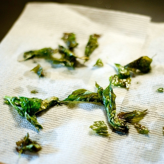 1. Этап. Рыбное карри: Просушите обжаренные листья бумажным полотенцем.