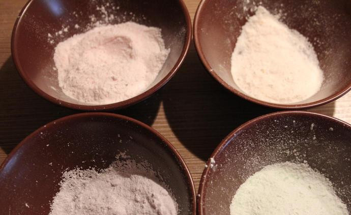 1. Этап. Новогоднее печенье на елку: Возьмите разноцветные прозрачные леденцы без начинки. Разделите их по цветам и измельчите в порошок. Можно использовать кофемолку, либо завернуть конфеты в полотенце и растолочь молотком.