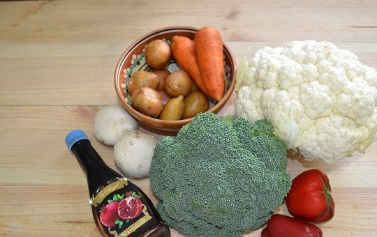 1. Этап. Овощи с гранатовым соусом: 1. Вот такой яркий набор ингредиентов мы будем использовать.