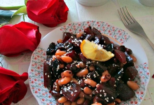 1. Этап. Салат из свеклы с фасолью и черносливом: 6. Осталось только посолить, поперчить салат по вкусу и полить оливковым маслом. Аккуратно перемешайте, присыпьте кунжутом и подавайте к столу.