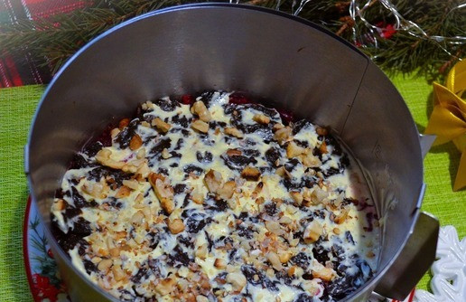 1. Этап. Слоёный салат Рождественское небо: Смазать соусом + орехи, слегка уплотнить.