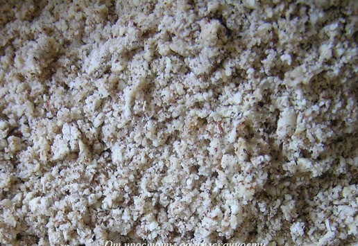 1. Этап. Кокосовый торт с ягодами: Приготовьте бисквит. Из миндаля и половины сахара сделайте миндальную муку с помощью кофемолки. Соедините миндальную муку с разрыхлителем, ванилином и пшеничной мукой, перемешайте.