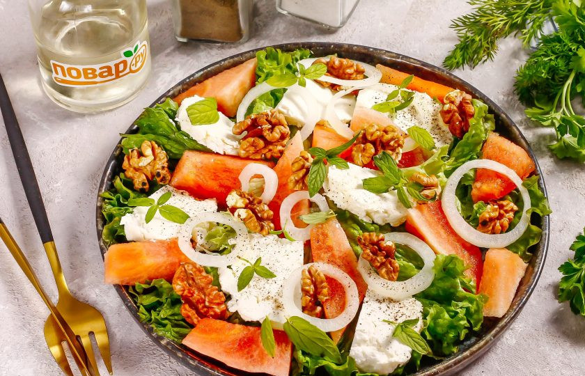 1. Этап. Салат с арбузом от Джейми Оливера: Посолите салат и поперчите, сбрызните оливковым маслом холодного отжима и подайте к столу.