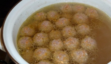 1. Этап. Суп с фрикадельками и картошкой: Наливаем в кастрюлю примерно 2.5 литра воды, доводим до кипения и опускаем в кипящую воду фрикадельки.