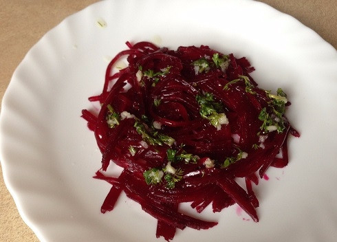 1. Этап. Салат из вареной свеклы и моркови: Формируем салат. Выкладываем половину свеклы и поливаем заправкой.