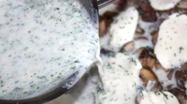 1. Этап. Свинина, тушенная со сливками: 3. Прокипятите на небольшом огне 5 минут. Помойте зелень, измельчите, добавьте в соус сок лимона, вино. Всыпьте специи, соль, сахар. Хорошо перемешайте. Приготовьте форму под выпечку, смажьте жиром. Выложите мясо, сверху положите грибы.