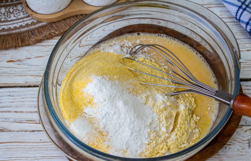 1. Этап. Кукурузный хлеб без глютена: Добавьте рисовую и кукурузную муку. Всыпьте разрыхлитель.