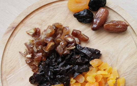 1. Этап. Батончик мюсли своими руками: Нарезаем крупными кусочками финики, курагу и чернослив.