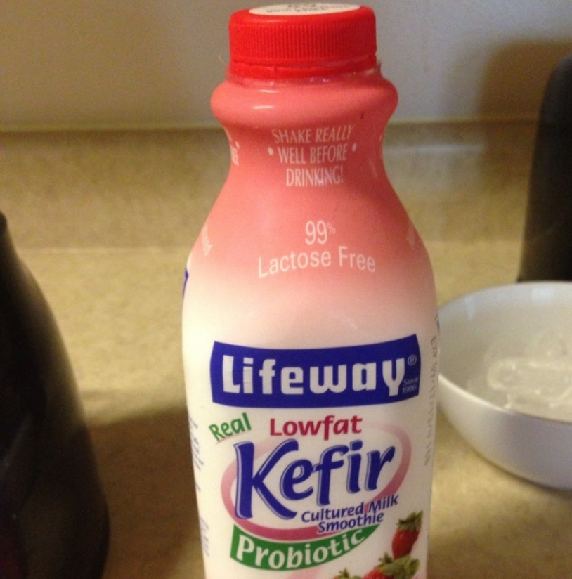 1. Этап. Кефир с фруктами: Кефир лучше взять обезжиренный, если хотите - с вкусовыми добавками. Мне нравится со вкусом клубники.