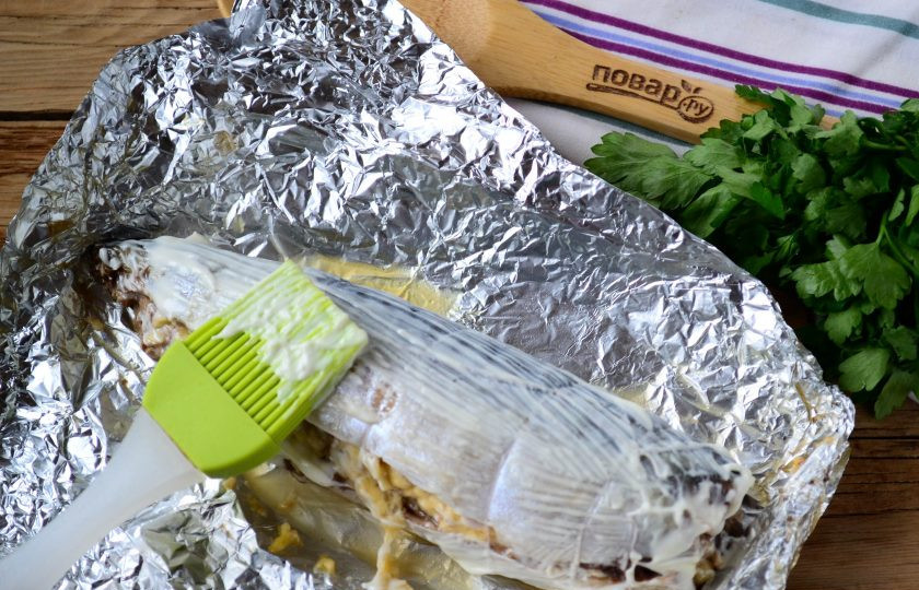 1. Этап. Запеченная скумбрия с орехово-сырной начинкой: Затем разверните фольгу, рыбку смажьте майонезом и, уже не заворачивая, запеките рыбу еще 10 минут. Как только она хорошо подрумянится сверху, вынимайте из духовки.