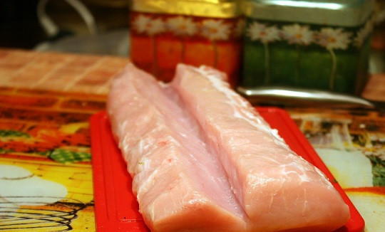 1. Этап. Мясной рулет в духовке: 1. Как сделать мясной рулет в духовке? Для начала необходимо вымыть и просушить корейку. Затем острым ножом сделать небольшой надрез и аккуратно раскрыть кусочек.