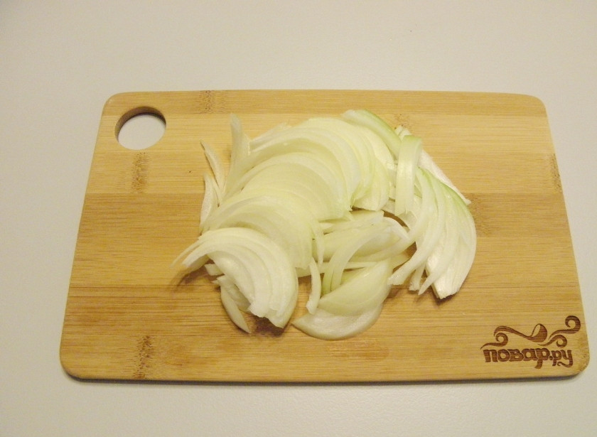 1. Этап. Новогодний рулет из лаваша: Порежьте лук тонко полукольцами, чтобы быстро приготовился.