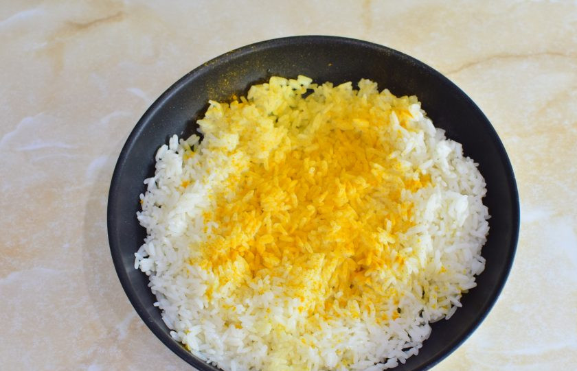 1. Этап. Оранжевый цыпленок: Затем обжарьте рис с добавлением растительного масла. Для красивого желтого цвета добавьте куркуму. По вкусу подсолите. Все перемешайте.