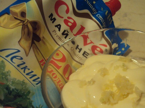 1. Этап. Бутерброды со шпротами и помидорами: Чеснок натрите на терке и смешайте с майонезом.