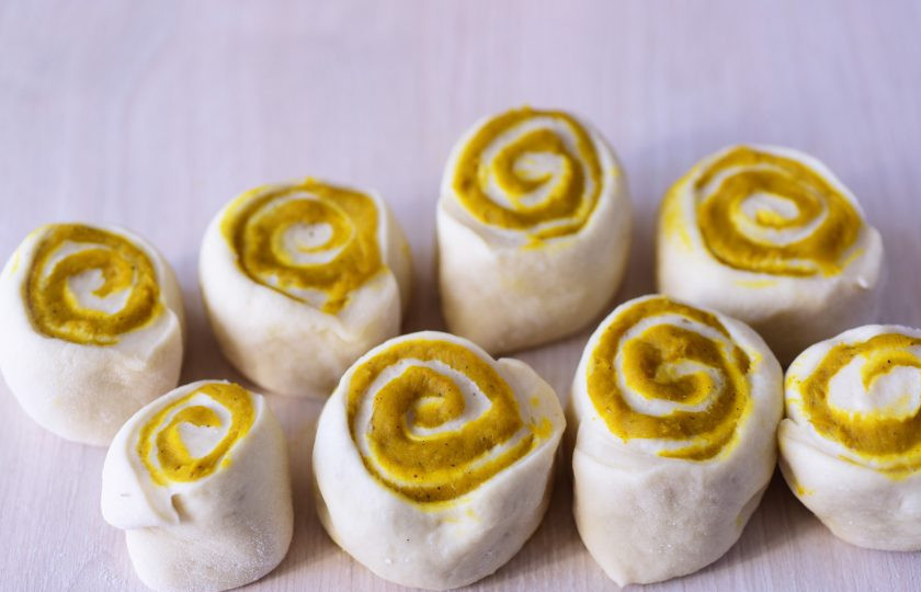 1. Этап. Осенние булочки: И нарежьте этот рулетик на одинаковые части ножом. На противень застеленный пергаментом для выпекания выложите эти рулетики-заготовки, смажьте поверхность взболтанным яйцом и оправьте в уже разогретую до 180 градусов духовку на 25-30 минут выпекаться.