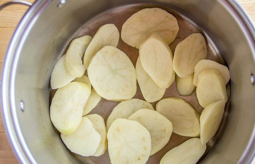 1. Этап. Вареники с картошкой и квашеной капустой: 1. Очистите картошку и нарежьте ее кружочками, затем залейте водой и отправьте на огонь, посолите и отварите до готовности.