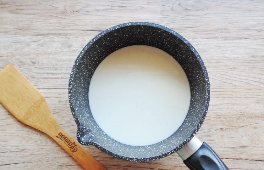 1. Этап. Молочный пудинг с крахмалом: В кастрюлю с толстым дном налейте молоко и поставьте на плиту.