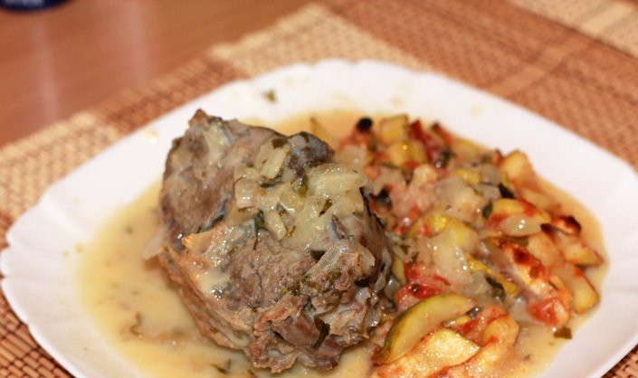 1. Этап. Козлятина в яично-лимонном соусе: Пока мясо готовится, сделаем к яично-лимонный соус. Взбейте лимонный сок с яйцом. По ходу взбивания добавьте несколько столовых ложек бульона из кастрюли с мясом. Когда мясо будет готово, снимите его с огня и влейте получившийся соус. Помешивайте, чтобы белок не свернулся в горячей жидкости. Оставьте на полчаса пропитаться.