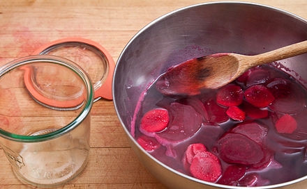 1. Этап. Свекла маринованная на зиму: Затем свеклу перекладываем в стерилизованную банку.