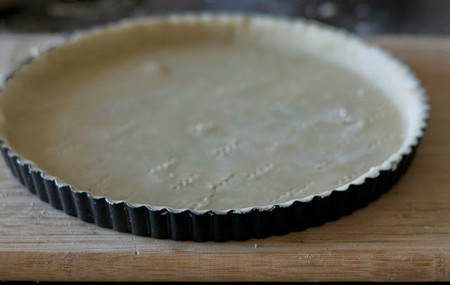 1. Этап. Тарт с яблоками и сыром: 4. Далее в форму для выпечки выложите тесто, разравнивая его. По периметру проткните тесто вилкой. Духовку разогрейте до 180 градусов.