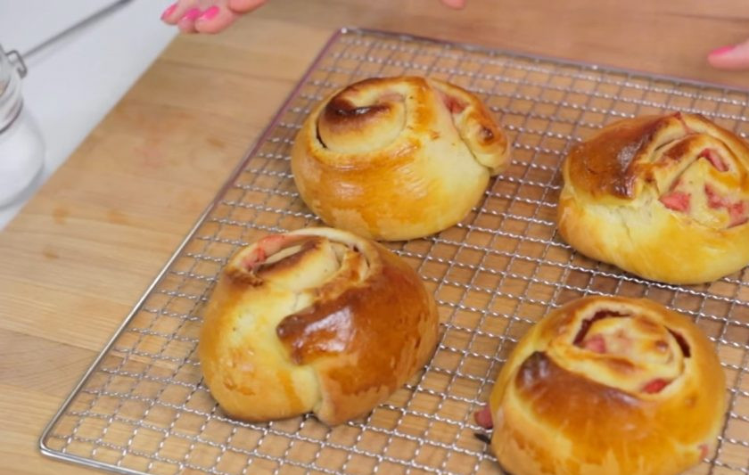 1. Этап. Клубничные улитки: 5. Смажьте булочки желтком, слегка взбитым с небольшим количеством воды. Выпекайте в разогретой до 180 градусов духовке 20 минут до золотистого цвета.