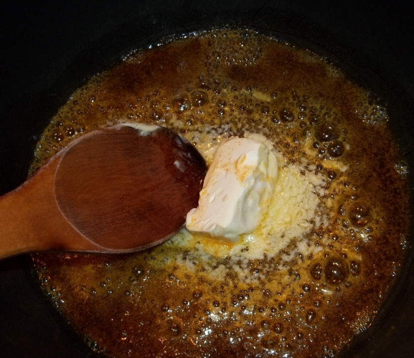 1. Этап. Куриное филе в сметане: В сковороду кладем сливочное масло, наливаем растительное масло и добавляем специи. Ставим на средний огонь разогреваться.