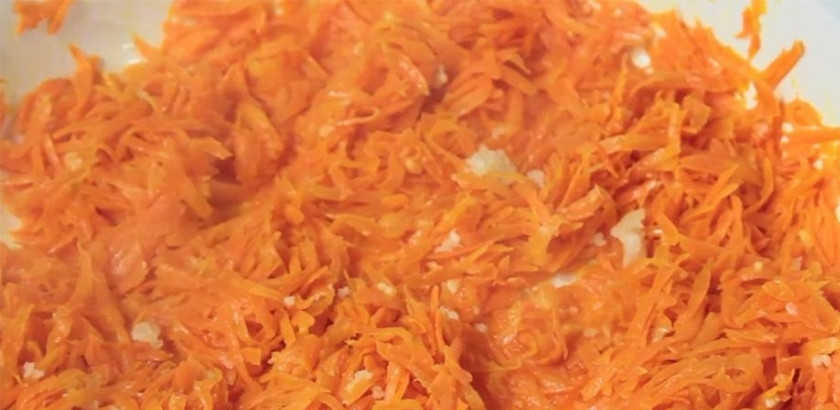 1. Этап. Мясной рулет с морковью: Натрите морковь. Разогрейте сковородку с растительным маслом. Обжаривайте морковь, пока она не станет мягкой.