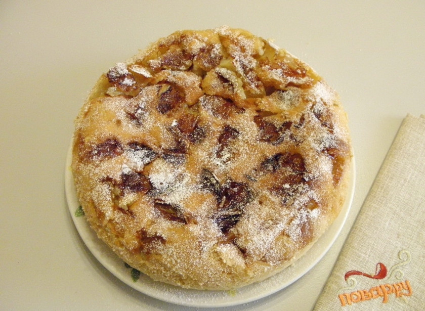 1. Этап. Шарлотка с яблоками в мультиварке: 7. Готовый пирог остудите в форме. После чего переверните его на тарелочку или блюдо. Посыпьте сахарной пудрой. Приятного аппетита!