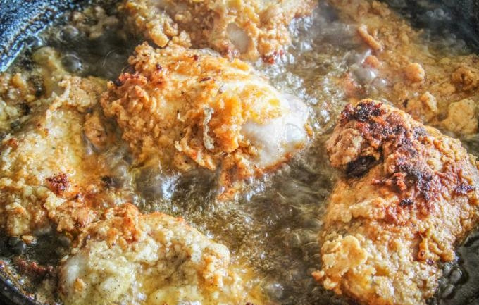 1. Этап. Маринование кролика: 2. Утром извлеките мясо. Смешайте муку с оставшимися ингредиентами и каждый кусочек хорошенько панируйте в полученной сухой смеси. Разогрейте сковороду с растительным маслом и выложите мясо, обжаривайте до золотистой корочки.