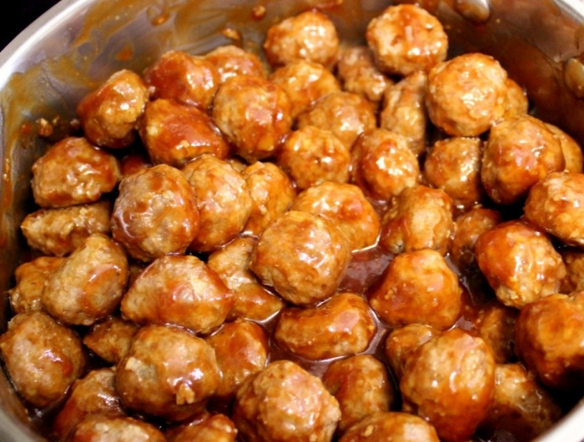 1. Этап. Фрикадельки в медовом соусе: Добавляем фрикадельки в сковороду к соусу и тушим около 7 минут, до полной готовности.