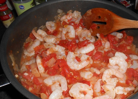 1. Этап. Лазанья с креветками: 4. Когда соус станет однородным, посолить и поперчить его вкусу, добавить любимые сушеные травы и отправить в него очищенные креветки.