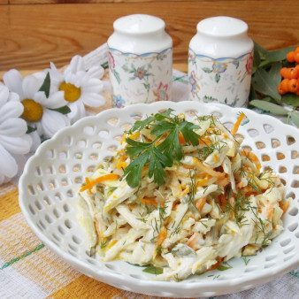 Салат с курицей и лапшой из омлета