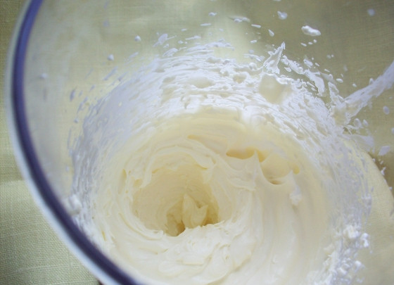 1. Этап. Тирамису с желатином: Используя миксер или блендер, взбейте сыр маскарпоне, чтобы получилась однородная воздушная масса.