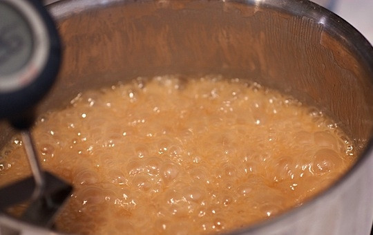 1. Этап. Самодельные конфеты: Когда масса закипит, убавьте огонь и варите, не допуская больше кипения и время от времени помешивая. Температура должна достигнуть 120 градусов. Это займет от 20 до 30 минут.