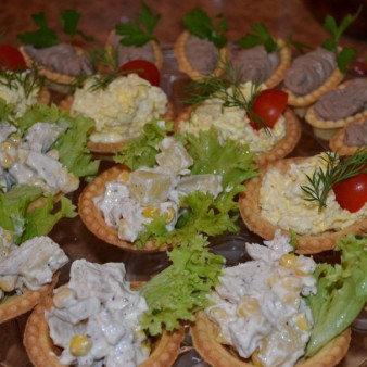 Тарталетки с ананасом и курицей