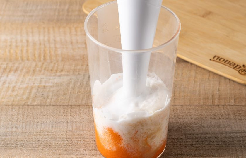 1. Этап. Морковный коктейль: Измельчите блендером до однородности.